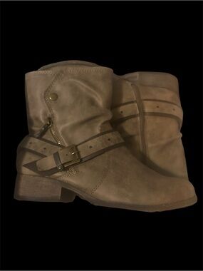 New in box women’s SO bootie- caper in grey 9.5 MSRP 60.00